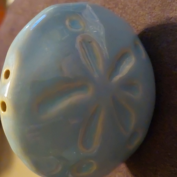 Cracker Barrel Beach Seashell & Sand Dollar Stoneware Salt and Pepper Set - Picture 4 of 8